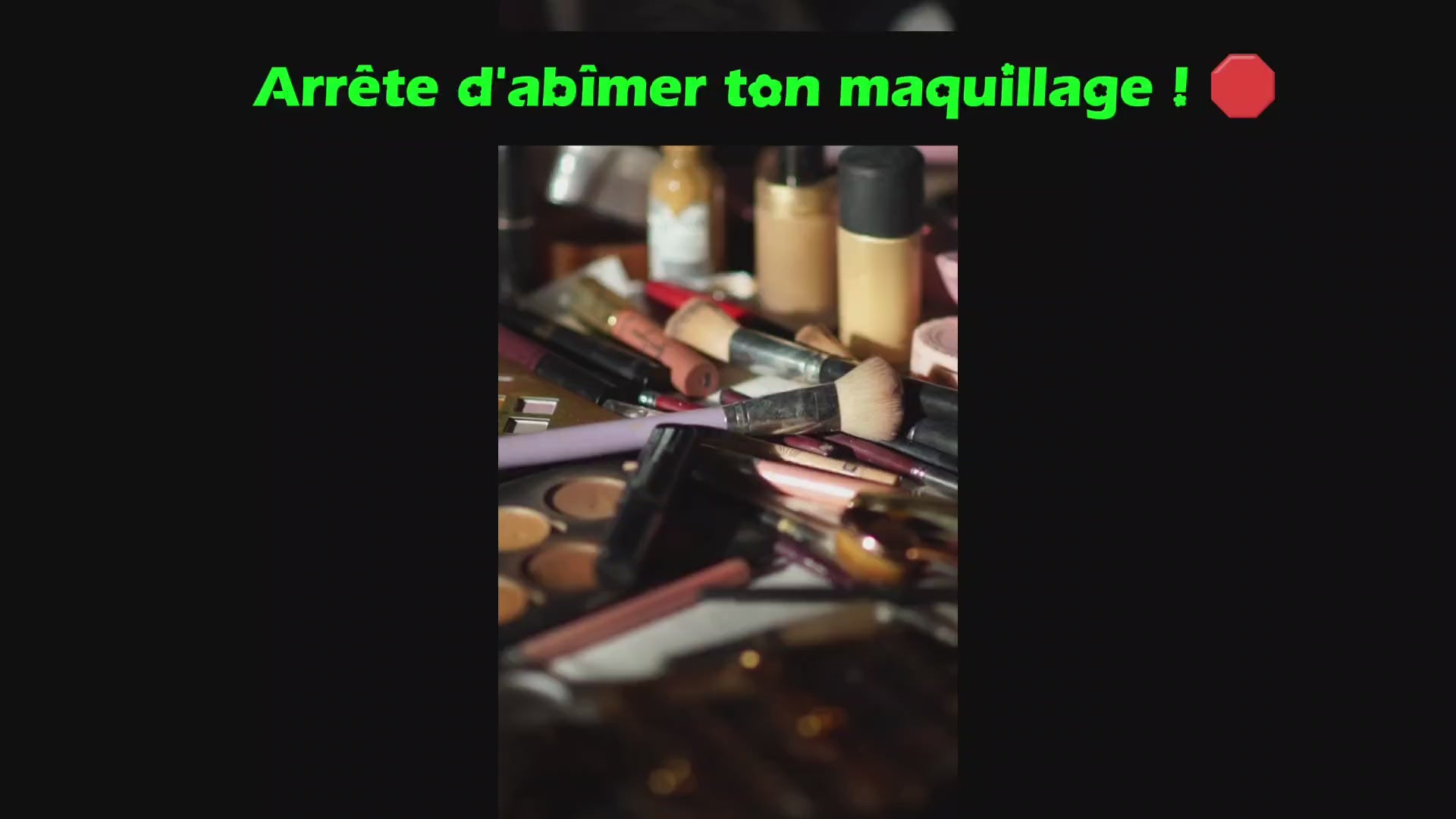 Organisateur de maquillage rotatif 360° vidéo avec compartiments remplis de pinceaux, rouges à lèvres et accessoires cosmétiques